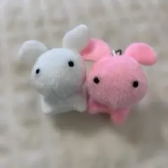 ウサギのぬいぐるみキーホルダー　2色セット　お揃い　赤白　マスコット