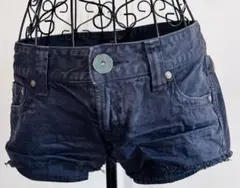 ユナイテッドアローズ　ローライズのデニムショートパンツ（ホットパンツ）