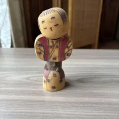 伝統的なこけし 木製 手描き