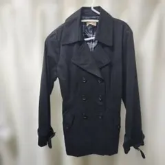 黒のダブルブレストトレンチコート