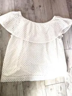 ホワイトオフショルダーシャツ