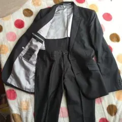 テットオム　メンズ　黒のストライプスーツ