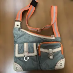 グレーとオレンジのショルダーバッグ