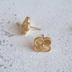 クローバー ピアス ゴールド 韓国 ステンレス 小ぶり 高見え スタッドピアス