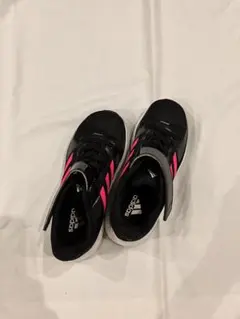 adidas 黒 ピンク スニーカー