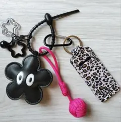 ブラックフラワーチャーム・じゃらじゃらレオパードリップケース付き