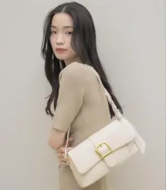 NEUNA 【スカーフ付き！】ビッグベルテッドショルダーバッグ アイボリーのサムネイル