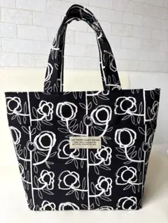 ハンドメイド　トートバッグ　花柄　黒地