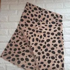 ベージュ、黒の水玉模様のストール