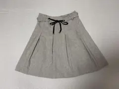 上品なプリーツスカート グレー リボン付き　61cm