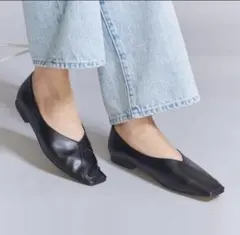 ビューティアンドユース Vカット ステッチ フラット パンプのサムネイル