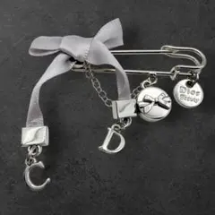 Dior ブローチリボン CDロゴ チャーム シルバー