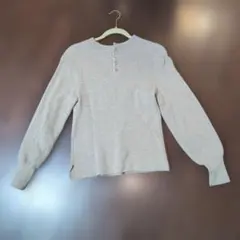 ベージュ ボタン付きハイネック ニット