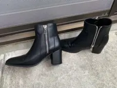 黒いジッパー付きアンクルブーツ