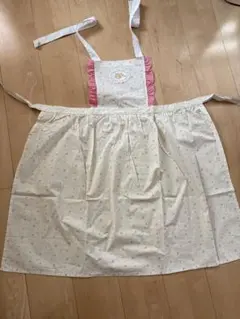 子供用エプロン クリーム色 ピンクフリル
