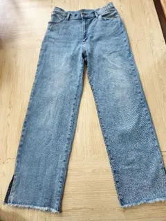 a.vvのストレートジーンズ