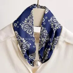 マグネット留めのパールネックレスと細長いストール