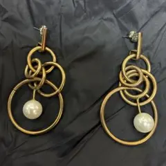 ゴールドトーンのパール付きピアス