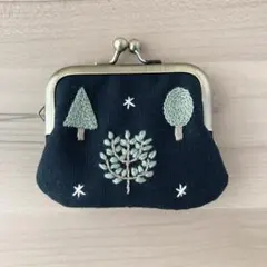北欧　夜の森　手刺繍　がま口ポーチ　くすみ色