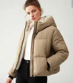 ベージュ フード付き ダウンジャケット