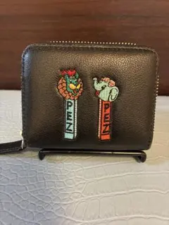 PEZ 二つ折り財布 黒 キャラクター刺繍 - メルカリ