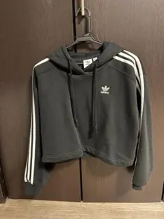 adidas クロップドパーカー
