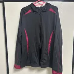 黒とピンクのフード付きジャージジャケット