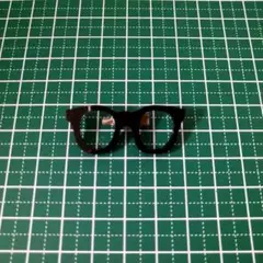 黒縁メガネ　ブローチ