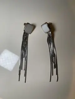 【極美品】ホワイト×シルバー フリンジイヤリング／上品デザイン