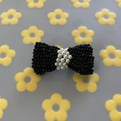 リボンの形　ビーズ刺繍ブローチ