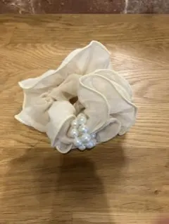 アイボリー パールつきシュシュ