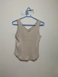 GU ベージュ Vネック リブタンクトップ