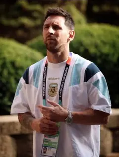 完売品 新品 adidas アルゼンチン代表2026 移動着 EQT Tシャツのサムネイル
