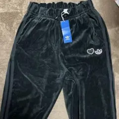 アディダス 黒 刺繍ハートロゴ ベロアトラックパンツ　ジャージ