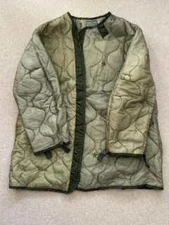 オリーブグリーン キルティングジャケット PRロゴ