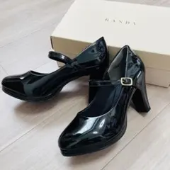 新品22.5cm S エナメルブラック 太ヒール・パンプス ストラップ付き 黒