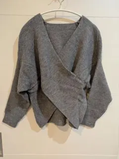 グレー　クロスデザイン　ニット