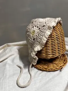 ベージュのかぎ編みベビーボンネット　赤ちゃん　ユーズド