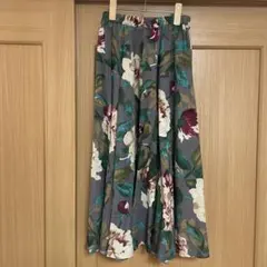 美品S.J.FERRYレトロ感が可愛い花柄フレアスカート グレー系