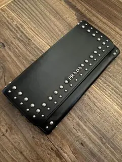 プラダ　スタッズ長財布　ブラック