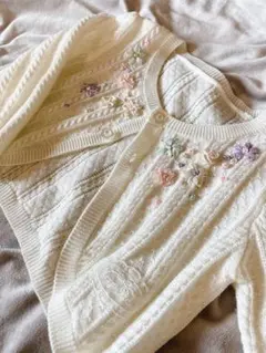 メゾピアノ　アイボリー 花柄刺繍 カーディガン