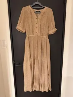w closet ベージュ ドット柄 半袖 ワンピースのサムネイル