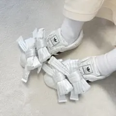 adidas ホワイト リボン付きスポーツサンダル