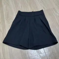 黒　ショート丈　ズボン　パンツ　シンプル　ショートパンツ　旅行