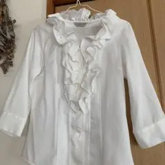 フリル付きホワイトシャツ