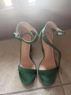 緑色 ストラップ付き ハイヒール