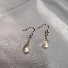 ホワイトドロップ型ピアス ゴールドメッキ