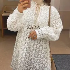 ZARA 花柄 ストラクチャ入り生地ミニワンピースのサムネイル