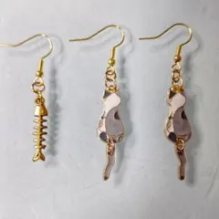 ハンドメイドピアス　尻尾が揺れる猫と魚の骨のピアス⑨三毛猫（灰色）イヤリング