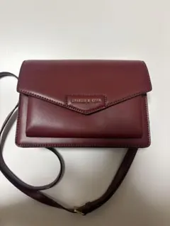CHARLES＆KEITH エンベロップクロスボディバッグ　バーガンディ
